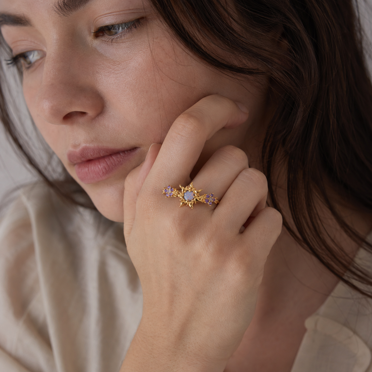 Anillo ajustable Sol Encantado con Piedra Iridiscente